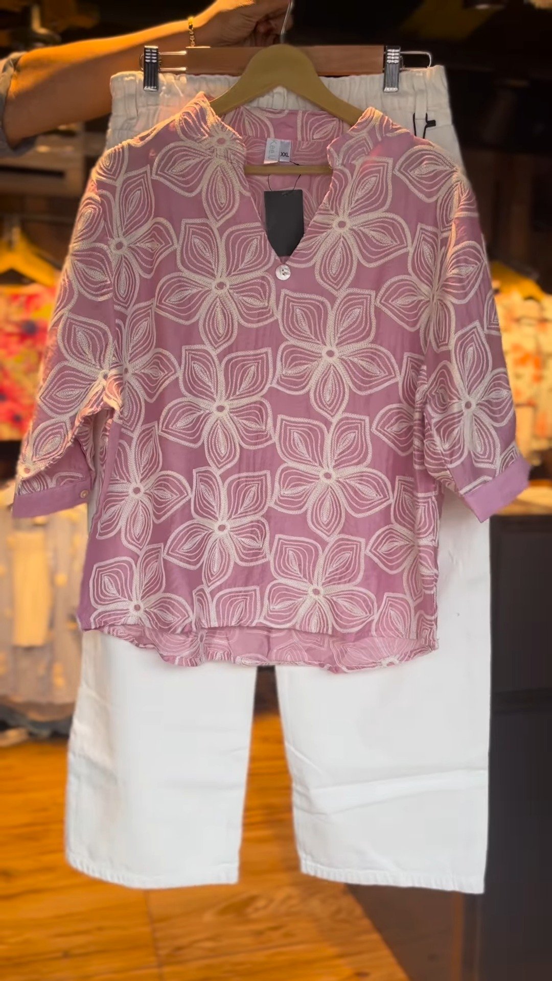 Floral Embroidered Mauve Kurta Set with White Trousers - Image 2